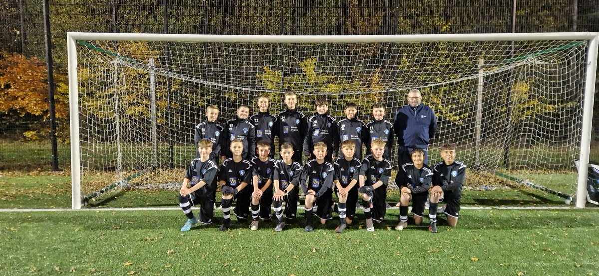 westdykecc's tweet photo. We are very grateful to @brewindolphin who have sponsored our U13s Thistle’s away / training kit. Big thank you to Steve McKay for coming down to see the boys at training. New kit looking 👌🔥🔵⚪️⚫️ #WeAreAllWestdyke https://t.co/7cT2VRgwFI