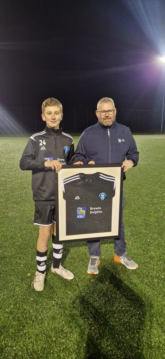 westdykecc's tweet photo. We are very grateful to @brewindolphin who have sponsored our U13s Thistle’s away / training kit. Big thank you to Steve McKay for coming down to see the boys at training. New kit looking 👌🔥🔵⚪️⚫️ #WeAreAllWestdyke https://t.co/7cT2VRgwFI