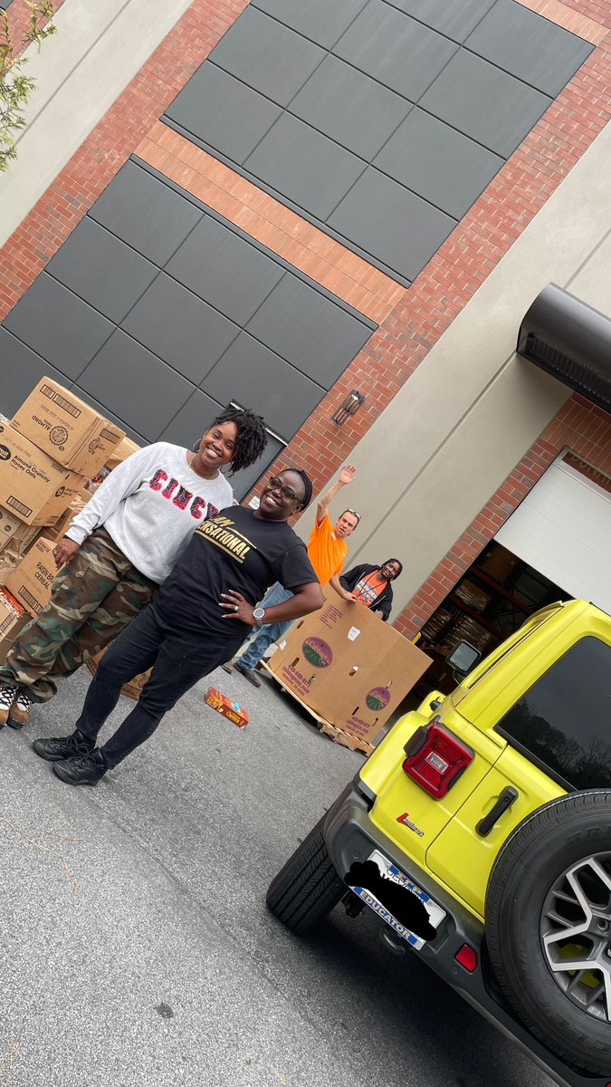 called2teach_'s tweet image. A couple of our Cougar Steppers and parents working behind the scene with the drop off. 🫶🏾