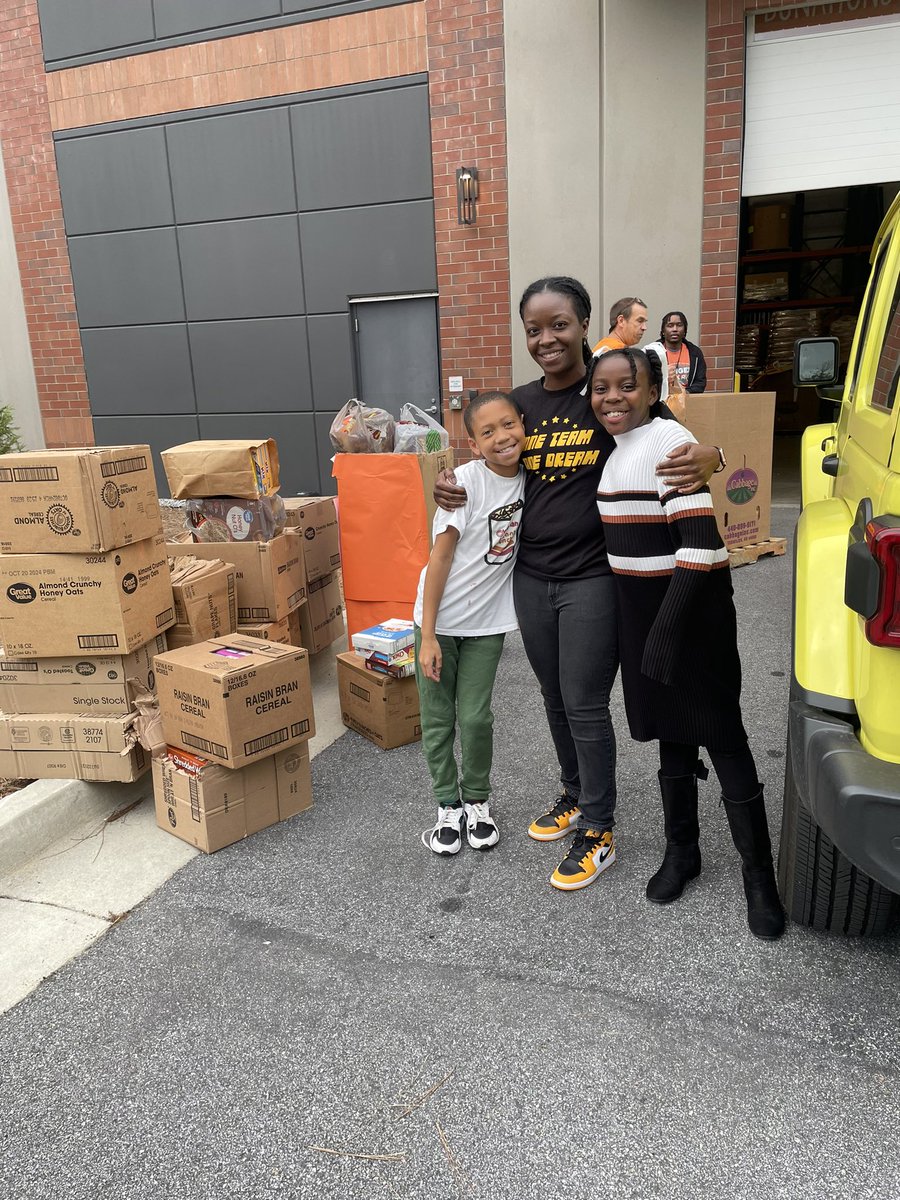 called2teach_'s tweet image. A couple of our Cougar Steppers and parents working behind the scene with the drop off. 🫶🏾