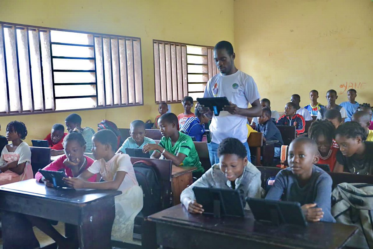 3/3 Cette dotation est une contribution pour améliorer la vie des enfants au Gabon, notamment sur la qualité et l'accès à l'éducation à travers la Digitalisation. La Digitalisation n'est plus une option mais une obligation. Etes-vous d’accord avec nous? 📷@UnicefGabon/2023