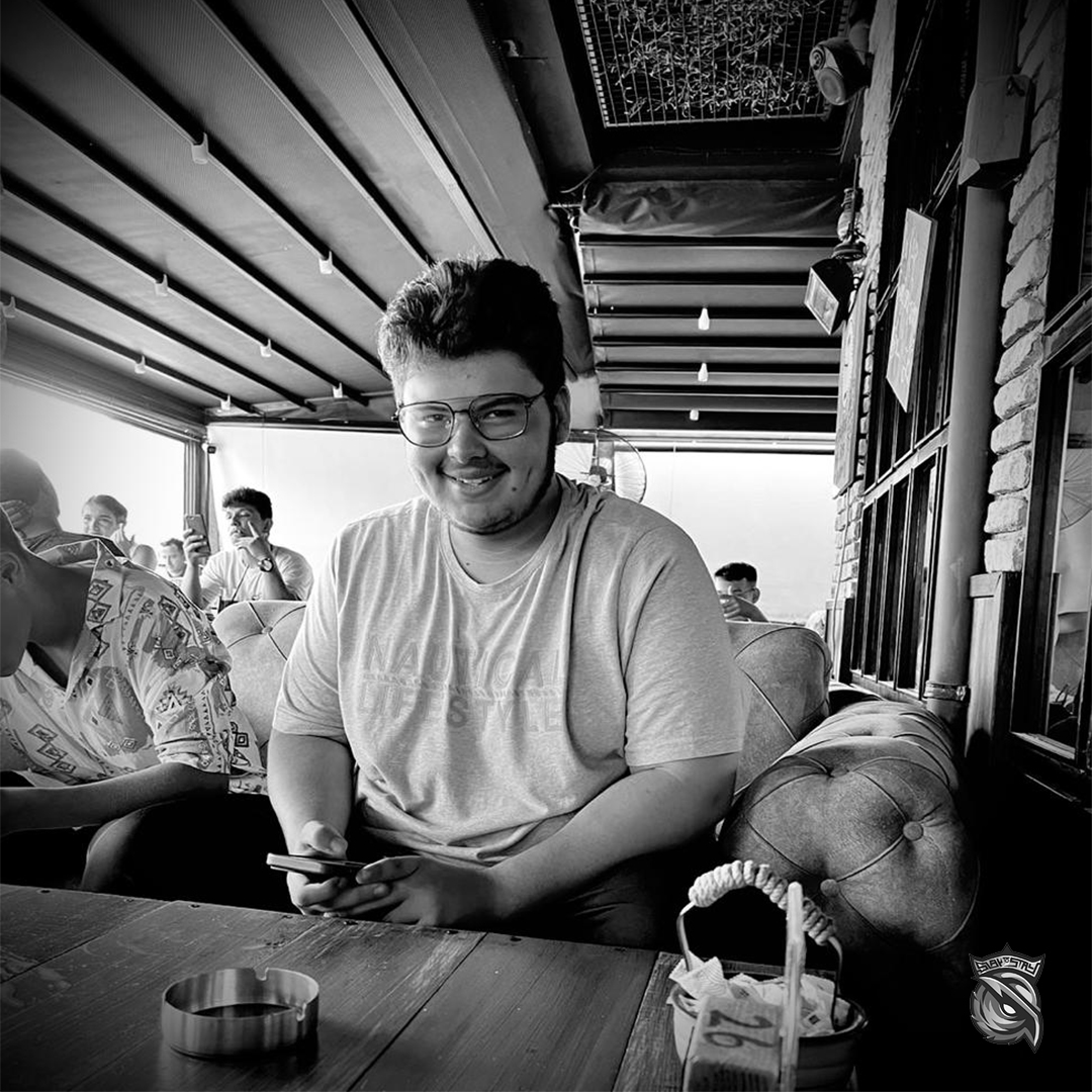 Ekibimizin Nopain adıyla da bilinen değerli üyesi Yiğit Devirgen'in vefatını büyük bir üzütüyle öğrenmiş bulunmaktayız. Kendisine Allah'tan rahmet, ailesine ve sevenlerine de sabır ve başsağlığı diliyoruz.🖤