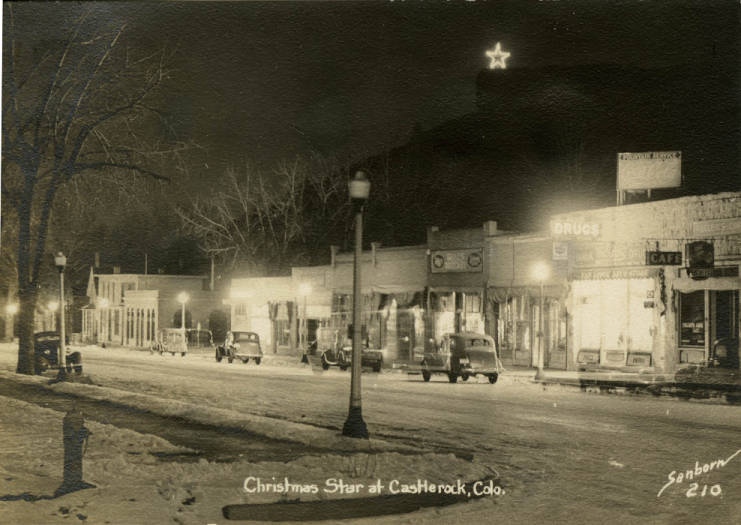 dclarchives's tweet photo. 🌟 Best wishes for a picture-perfect hometown Starlighting, Castle Rock. This throwback photo taken on Wilcox Street, circa 1940, gives us all the holiday feels. Note: The Castle Rock library will be open until 6 p.m. for the Castle Rock Starlighting, Nov. 18. https://t.co/zHRP5GZpWJ