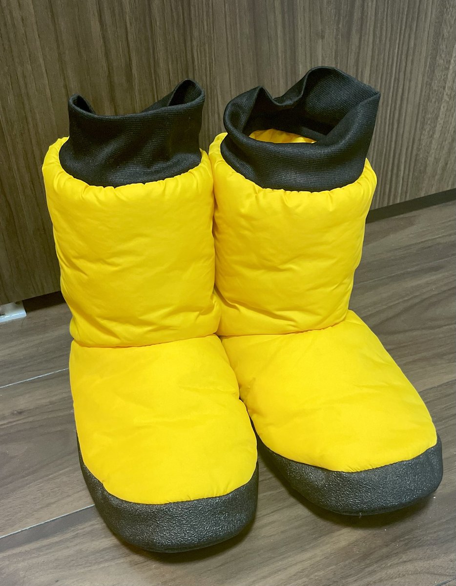 katsuya_mama's tweet photo. 部屋でも足首、足先冷えて困るって人は『ワークマン』デビュー。靴下の上からスッと履けば1秒でコタツ足完成。デスクワークもぬくぬく。スベり止め加工もついてるのでフローリングでもOK。去年買ったら瞬殺でムスコにとられた。980円でコスパ最強。今年は自分の分を買うんだけどトドメの推し理由が... https://t.co/zmkE813Zqn