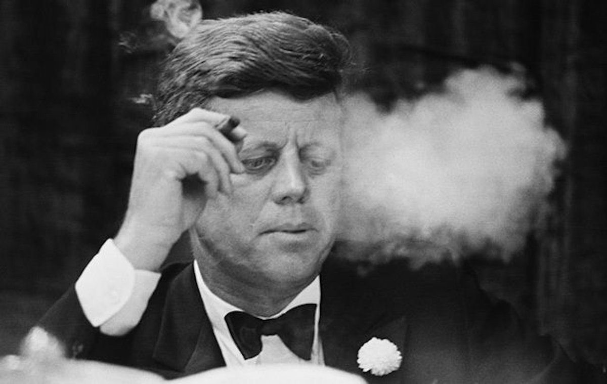 historyinmemes's tweet photo. There’s a popular story that JFK loved cigars so much he supposedly had 1,200 Cubans shipped to the USA before he signed the 1962 trade embargo preventing any goods from Cuba being shipped into the USA. https://t.co/LmraGkv2D8