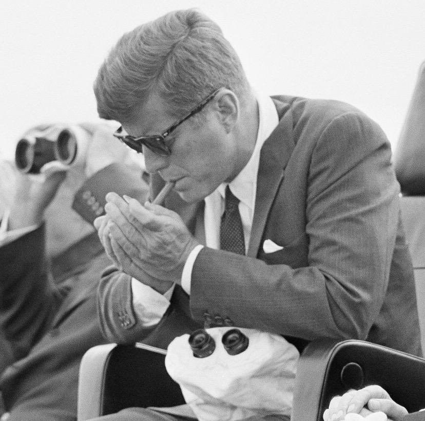 historyinmemes's tweet photo. There’s a popular story that JFK loved cigars so much he supposedly had 1,200 Cubans shipped to the USA before he signed the 1962 trade embargo preventing any goods from Cuba being shipped into the USA. https://t.co/LmraGkv2D8