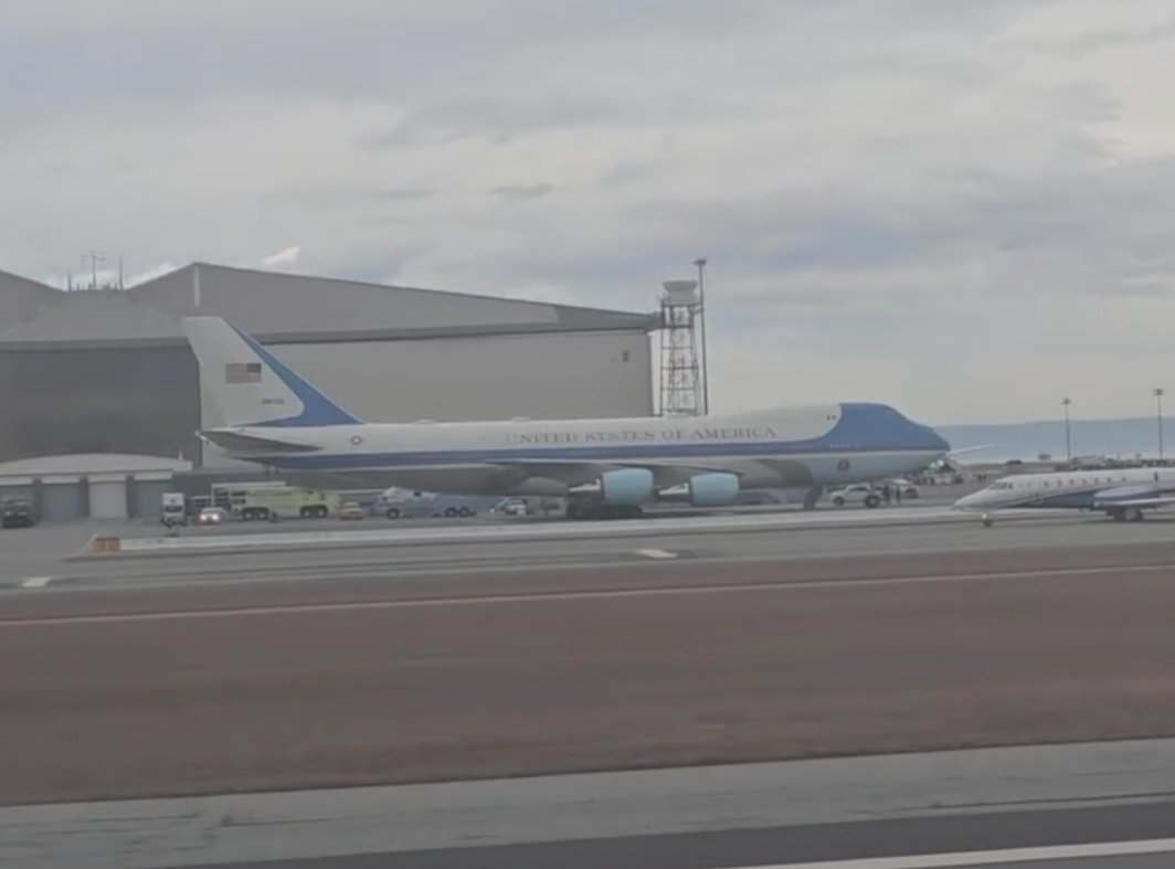 KevinMDOK's tweet photo. Just landed at KSFO. Saw this familiar bird while we were slowing down on the runway! #avgeeks https://t.co/SVBKlnuMZl