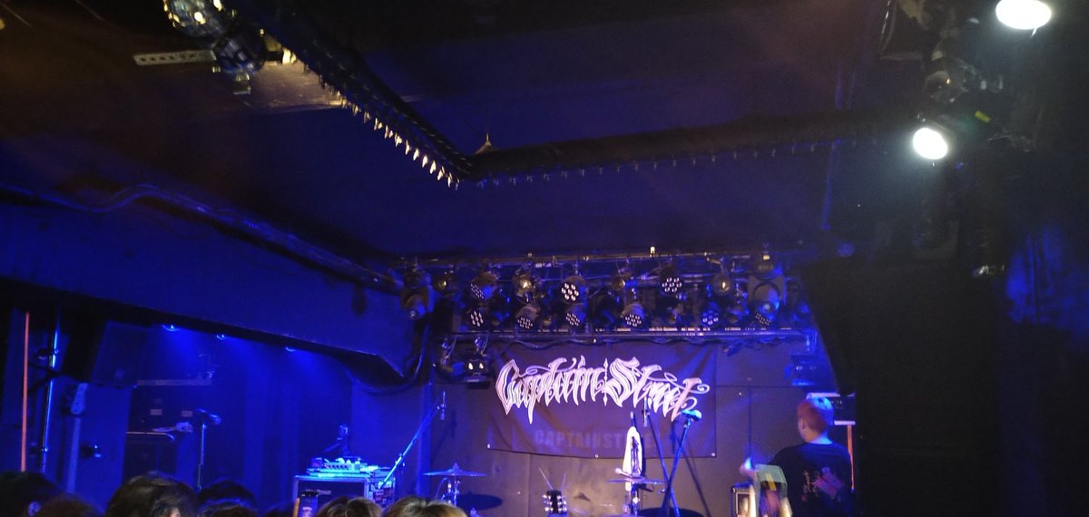 HAZAMAX999w's tweet photo. キャプスト10周年イベントでアンツへ。今回KUZIRAとダブ4の2マン。それにりゅうさんお誕生日と祝うしかない日という日にギックリ腰w
ダブ4もキャプストもKUZIRAも岐阜代表。亀さんとクジラドームで出会った日を思い出しながら帰宅。あと、たこ焼き食。。
#クジラドーム
#キャプスト
#DUB4 https://t.co/NLBhU5Tr2r