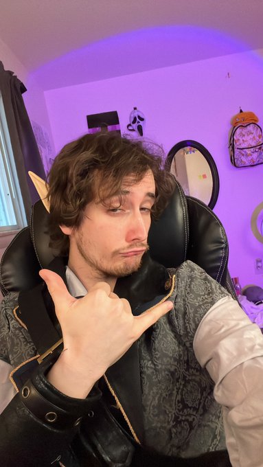 I'm live streaming balders gate 3 for the first time  https://t.co/Fpklugnwe4 https://t.co/ex3LCDjMD