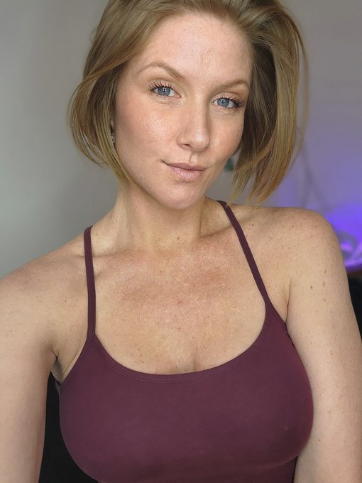 Head over to my livestream! https://t.co/V5q8td6Zay   @StreamateModels @HighTistic https://t.co/4eaA