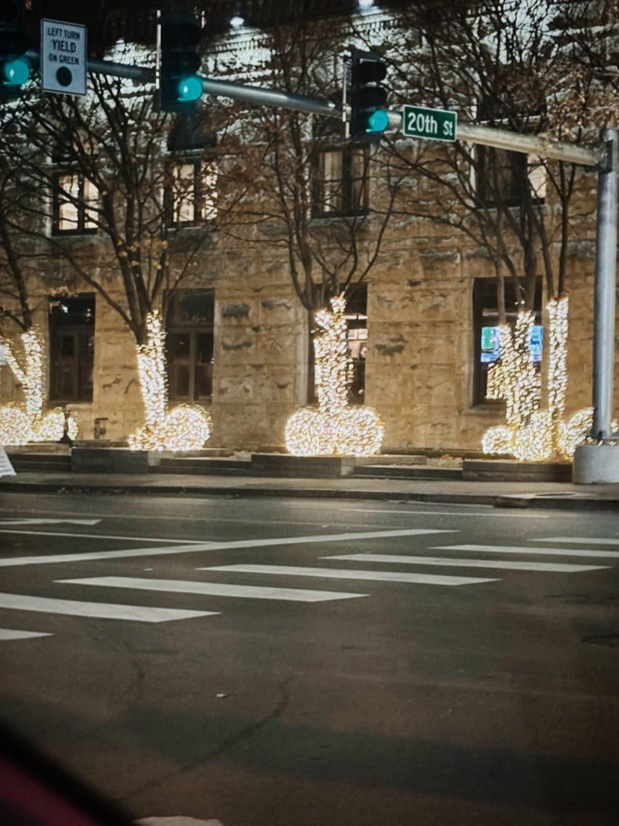 LauraAnnSTL's tweet image. Welp. There you have it, friends. The war on Christmas has officially begun, and it appears that downtown St. Louis is the instigator.🎄🎅🏻

📸: @amber928