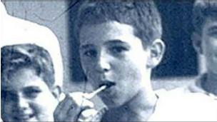 CubaOrtografia's tweet photo. Según algunos investigadores, al engendro maligno le cambiaron el nombre. Oficialmente, era Fidel Alejandro. Pero quienes han urgado en sus documentos de nacimiento, debido a su condición original de hijo ilegítimo después regularizado, aseguran que tuvo otros nombres.

La brasileña Claudia Furiati fue la primera en documentar el asunto. En Fidel Castro: la historia me absolverá (2003) asegura que el acta de bautismo de 1935 lo registra como Fidel Hipólito Ruz González, que aparece como Fidel Casiano Ruz González en un certificado de 1938 y que, en 1943, cuando fue finalmente reconocido, se le asigna el nombre por el que se lo conoció hasta el final de sus días: Fidel Alejandro Castro Ruz.

La tesis es que aprovechó esta última oportunidad para adoptar el nombre de uno de sus héroes históricos: Alejandro Magno.

Sobre el asunto, el esperpento de Fidel Castro solo le asomó a Ignacio Ramonet lo siguiente en Biografía a dos voces: «El 13 de agosto (su cumpleaños) es el día de San Hipólito Casiano, pero me dieron el nombre de Fidel por el hombre que iba a ser mi padrino». 

En realidad, no nació en 1926, sino en 1927, como se ha demostrado y él mismo aceptó tácitamente en una entrevista con Barbara Walters en 1977 («de las dos fechas —1926 y 1927—, me quedo con la peor» —es decir, 1926— le dijo a la periodista norteamericana cuando le preguntó sobre el tema). Sus propias hermanas, Juana y Emma, así lo afirmaron en la entrevista que les realizaron en El Diario, en Nueva York, en abril de 1957. Más tarde, en enero de 1959, la propia madre, Doña Lina Ruz, y su hermana mayor, Ángela, reiteraron la fecha, que es la aceptada por Gerardo Rodríguez Morejón y la cual documenta luego Brian Latell en su libro Después de Fidel (1ª Edición: New York, Palgrave MacMillan, 2005. 1ª en español: Bogotá, Editorial Norma, 2006). Así pues, con el testimonio expreso y definitivo de su propia madre, no puede subsistir ninguna duda razonable de que, en efecto, Fidel Castro nació el 13 de agosto de 1927.

Y con el nombre de Fidel “Alejandro”, en realidad “nació” el 11 de diciembre de 1943, cuando el Dr. Armando Ramírez Sigas, juez del Registro Civil Municipal del Ayuntamiento de Cueto, cerca de Birán, legalizó el acta de inscripción donde el padre, Don Ángel, reconocía finalmente como su hijo al joven que ya contaba entonces 17 años.

Te preguntarás: ¿qué diferencia puede haber entre una y otra fecha? Mucha: cuando irrumpe en La Habana el 8 de enero de 1959, la mayor parte de la prensa insistió en “los 33” años que tenía Castro (en realidad, 32 cumplidos, si aceptamos la falsa fecha de 1926, y con absoluta certeza solo 31 años) en explícito paralelo bíblico con Jesús de Nazaret. Esta similitud fue aprovechada, entre otros, por el entonces aún cercano y activo Carlos Franqui, en su Libro de los Doce, pero no fue el único. Blancas palomas amaestradas posadas en el hombro, imágenes aureoladas y frases altisonantes como las de José Pardo Llada contribuyeron para crear un nimbo ultraterrenal alrededor de la figura del caudillo triunfante.

Esta “confusión” con su fecha de nacimiento la comparte con otro personaje detestable muy afín: Ernesto Guevara de la Serna, quien realmente nació —por la propia declaración de los padres— el 14 de mayo, y no un mes después, como se sigue afirmando oficialmente para formar el útil paralelo con Antonio Maceo Grajales. Por otra parte, su lugar de nacimiento también está alterado. Estos dos hombres tienen, además, una juventud violenta y agresiva, así como cuestionables hábitos de higiene personal, según múltiples testimonios de amigos muy cercanos. Los compañeros adolescentes de Castro lo conocían como “Bola de churre” y “El Loco”, y los de Guevara lo llamaban “El Chancho” (cerdo) y “El Fúser” (por “El Furibundo Serna”). Resultaron muy similares en otros aspectos, pues también padecían una irrefrenable pasión en común (el odio une más que el amor): la visceral animadversión, absoluta e invencible, contra los Estados Unidos de América. Digamos que estaban hechos el uno para el otro. Ambos fueron concebidos fuera del matrimonio legal. En el caso de Guevara, los padres lo solucionaron casándose de inmediato y alterando la fecha oficial de nacimiento, y en el de Castro, con un arreglo muy posterior.

Así pues, al morir, NO TENÍA 90 años, como tanto se dijo, publicó y celebró, sino 89. Quizás el repetitivo festejo nacional que se realizó al respecto fue porque la cúpula del poder en el régimen cubano sabía bien que no llegaría a la fecha ansiada.

Cualquiera que sea la versión, para los cubanos que lo padecieron, para los que lo sufrieron y todavía lo odian, con razón, este tipejo siempre será el hijo de puta más grande del hemisferio occidental y, posiblemente, de todo el mundo. Una nación entera hundida bajo su mandato.