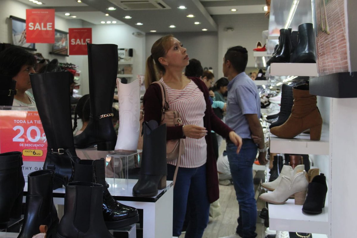 Milenio_Puebla's tweet photo. 🤩🎄 Los poblanos se dieron cita en el Centro Histórico de #Puebla, para aprovechar las ofertas del #BueFin 2023, en el que principalmente van a adquirir equipos tecnológicos como computadoras y celulares, así como ropa y calzado.
📸 @Isahmar_Torres
📲 https://t.co/ppPLOUsRa0 https://t.co/LJCTjj600Z
