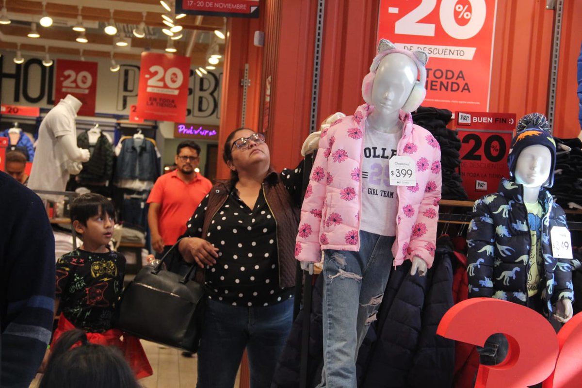 Milenio_Puebla's tweet photo. 🤩🎄 Los poblanos se dieron cita en el Centro Histórico de #Puebla, para aprovechar las ofertas del #BueFin 2023, en el que principalmente van a adquirir equipos tecnológicos como computadoras y celulares, así como ropa y calzado.
📸 @Isahmar_Torres
📲 https://t.co/ppPLOUsRa0 https://t.co/LJCTjj600Z