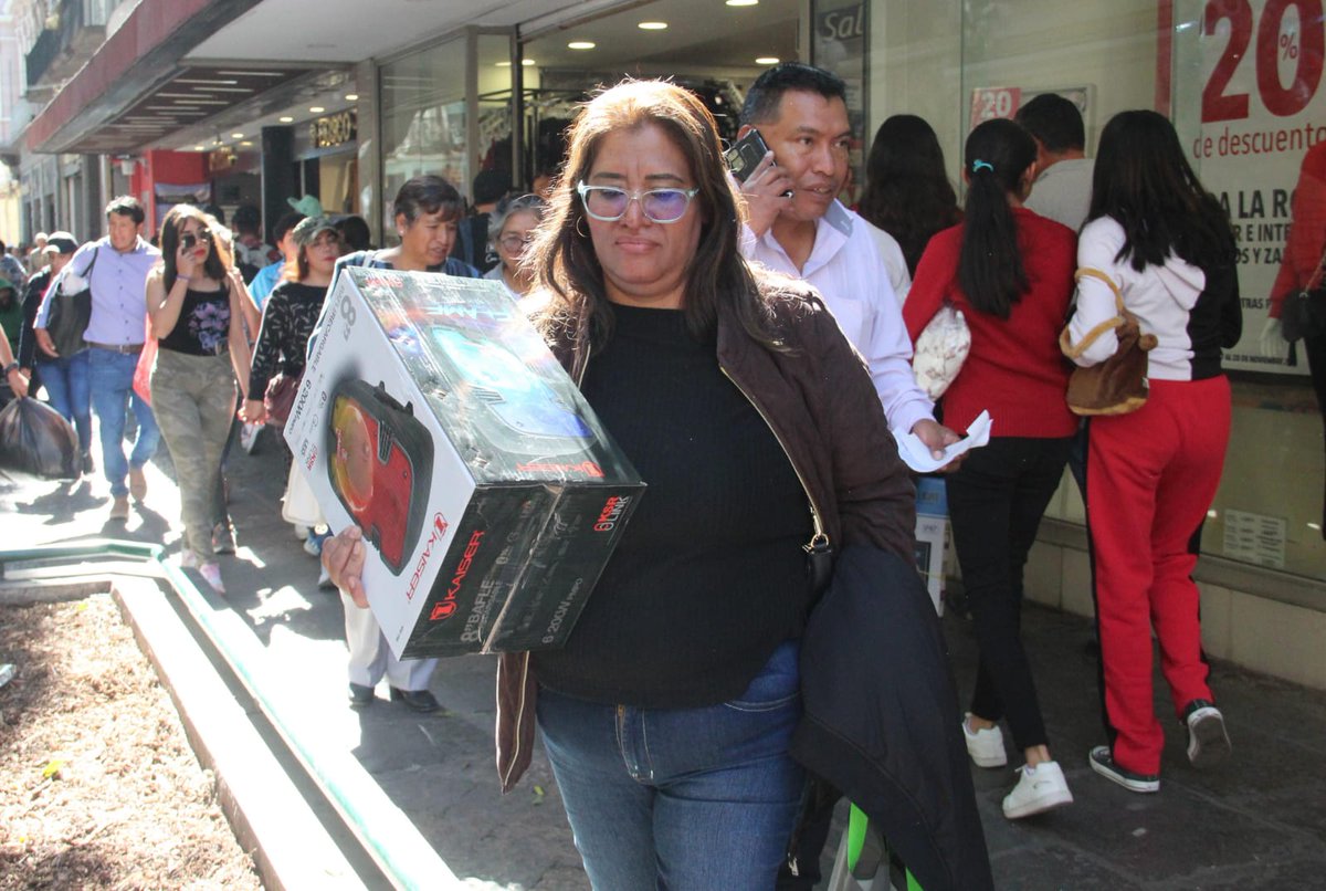Milenio_Puebla's tweet photo. 🤩🎄 Los poblanos se dieron cita en el Centro Histórico de #Puebla, para aprovechar las ofertas del #BueFin 2023, en el que principalmente van a adquirir equipos tecnológicos como computadoras y celulares, así como ropa y calzado.
📸 @Isahmar_Torres
📲 https://t.co/ppPLOUsRa0 https://t.co/zfUuOuoPw7