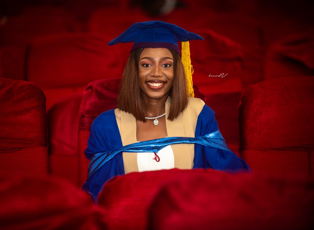 brnrdvctr's tweet photo. I took a lot of amazing photographs today but my personal favorite of the bunch probably would be the one of Oluwanifemi Favour Olajuyigbe🤔

Cannot be easy to graduate with a CGPA of 4.93 in EEE and then be the Best Graduating Student of FUTA Graduating Class ‘21.

Incredible👏 https://t.co/laWDL9cIep