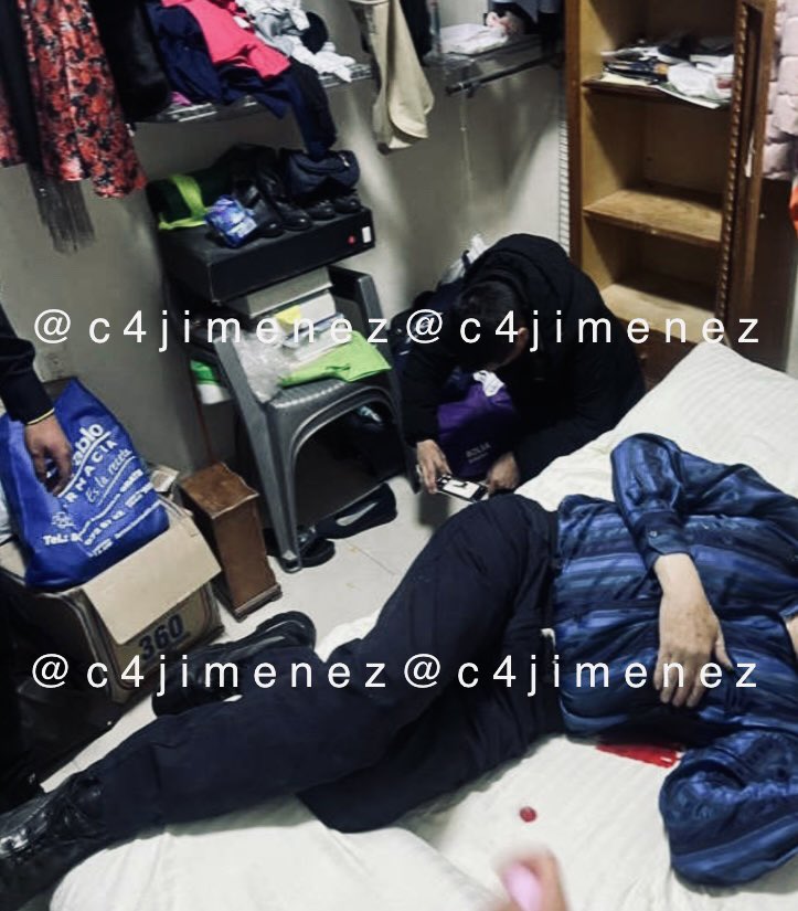 c4jimenez's tweet photo. TOMA a SU ESPOSA COMO REHEN, SE LE ESCAPA… y ENTONCES INTENTA SUICIDARSE
Miguel del Río
Amenazaba a su esposa con una pistola en @AzcapotzalcoMx 
Agentes de @SSC_CDMX llegaron a defenderla.
La tomó de rehén.
Ella se zafó, y él se atrincheró.
Cuando iban a detenerlo, se disparó. https://t.co/ngHQGqvwKv