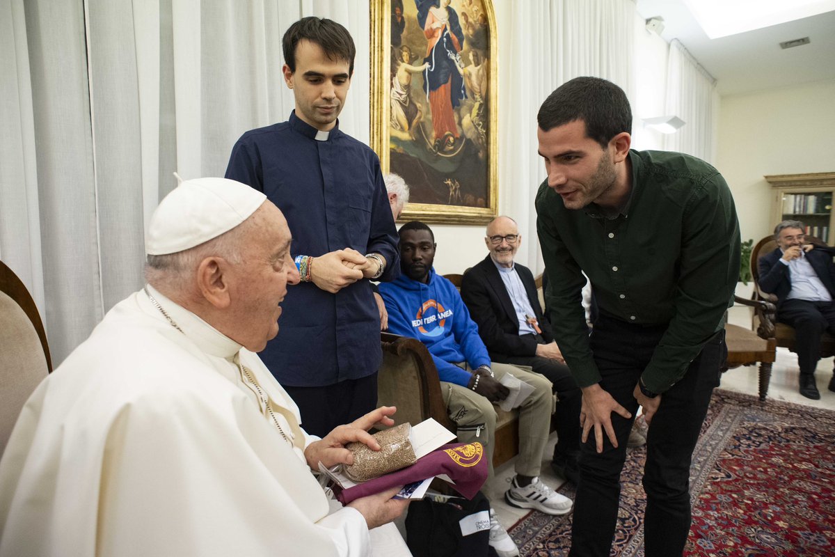 Oggi abbiamo avuto l’onore di incontrare @Pontifex_it insieme ai rappresentanti di @RefugeesinLibya, @RescueMed, @SpinTimeLabs e Pato, marito di Fati e papà della piccola Marie, coinvolte nella tragedia della crisi umanitaria in corso al confine fra Libia e Tunisia.