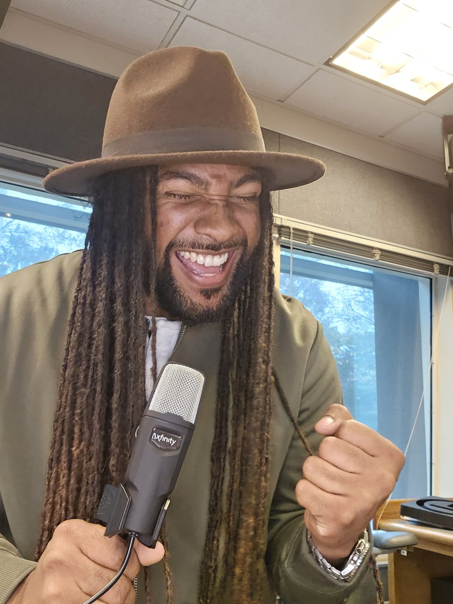 DyronDucati's tweet photo. #ad Stayed up all night singin' &amp; downloadin' #KarynWhite songs! So I could impress her during our interview! 😄 Thankful for my @Xfinity high-speed internet! #ImReady #Multitasking w/ #Xfinity #Pipes #RandB #Atlanta @KISS1041FM https://t.co/wqAO9v6Xfs