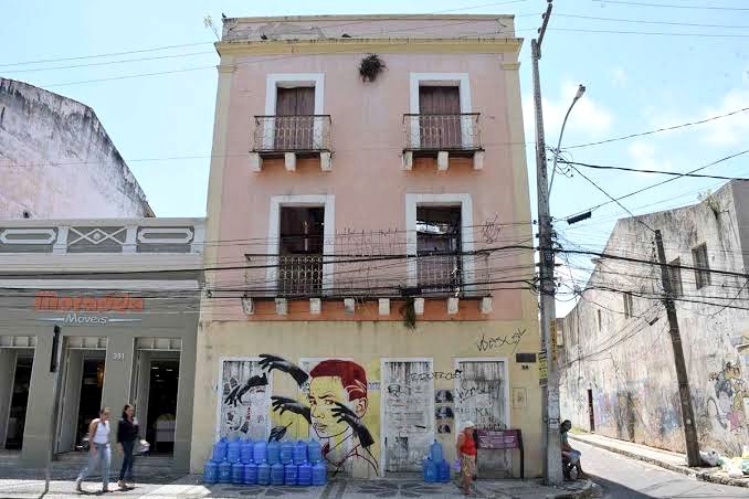 URGENTE 🚨 A casa em que Clarice Lispector viveu no Recife está completamente em ruínas. Ela foi tombada em 2021, mas até agora nada se fez lá. Não seria um lugar perfeito pra se fazer um museu pra autora? 

Ajude a divulgar!