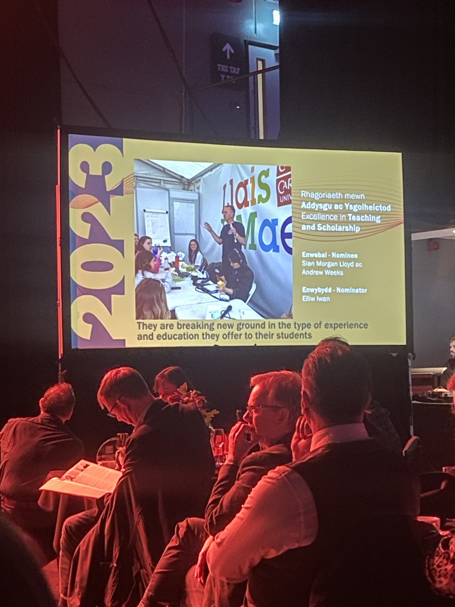 Balch iawn i gyrraedd rhestr fer gwobrau Dathlu Rhagoriaeth <a href="/prifysgolCdydd/">Prifysgol Caerdydd</a> am ein gwaith <a href="/JomecCymraeg/">JOMEC Cymraeg</a> <a href="/AndrewJWeeks/">Andrew Weeks</a> Diolch @cangen_caerdydd a’n cydweithwyr arbennig. Ond, yn bennaf ein holl fyfyrwyr - chi sy’n gyrru ni at ragoriaeth ⭐️⭐️