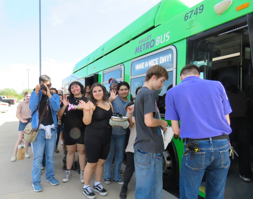 CITYOFMESA's tweet photo. The City of Mesa and its partners @Meta, @mpsaz Mesa High, @valleymetro and @AZSA were busy this week planting 180 new trees and shrubs at Superstition Springs Center. Read more: https://t.co/4zOEYzGYPp
 #TreesAreCool #MesaClimateAction @MayorGiles @MesaDistrict2 @MesaDistrict6 https://t.co/Eord7quT4E