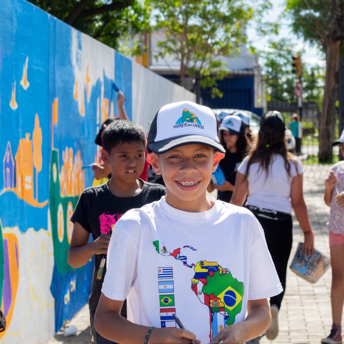 🎨 Estudiantes de las Escuelas N° 68 y N° 79, el Liceo N° 1 y la Escuela Técnica de #Artigas pintaron un mural en la #PlazadelosArtesanos.

Allí plasmaron sus experiencias sobre la interculturalidad, la movilidad humana y la identidad de #frontera