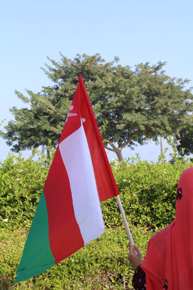 فلتسلمي  عُمان يا حرة  المرام 
حصونك الأمان راياتك السلام