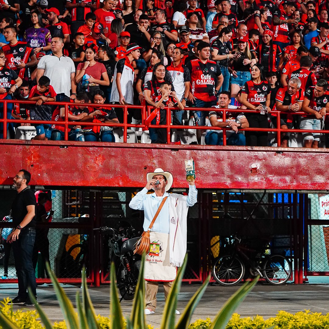 cafe_galavis's tweet photo. 💪🏻¡Con toda la energía nuestro #CaféGalavis acompañó en la ida de la final a todos los hinchas y al doblemente glorioso! ☕⚡ Hoy en la distancia lo seguiremos apoyando en el partido de vuelta ⚽🖤❤️

😍☕ Somos patrocinadores oficiales del @cucutaoficial https://t.co/b4kJ9NotXO