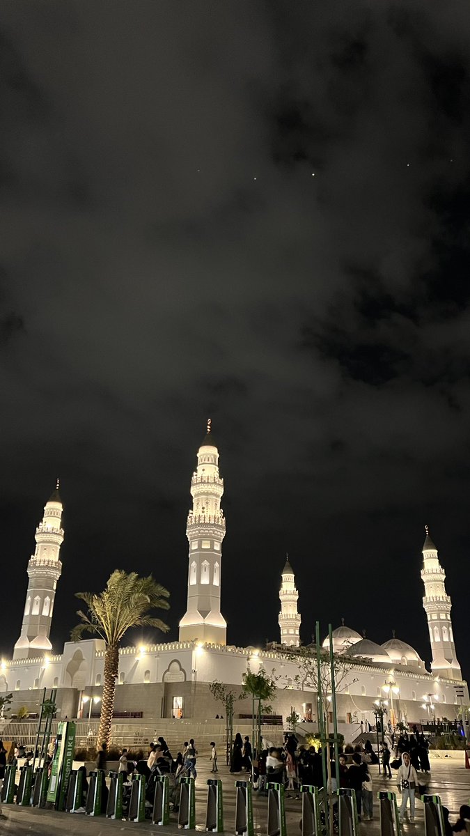 الروحانية اللي في المدينة المنورة قصة ماهي جديدة فـ هذا الشيء من قبل اكثر من ١٤٠٠ عام

لكن اليوم توجهت من المسجد النبوي إلى مسجد قباء مشي مع طريق جادة قباء
على امتداد 3 كيلو

تمر كوفيهات ومناطق تاريخية ومزارع لها ارتباط روحي عجيب 

 انصحكم بهذه التجربة في حال زيارتكم للمدينة 🤍👌🏻
