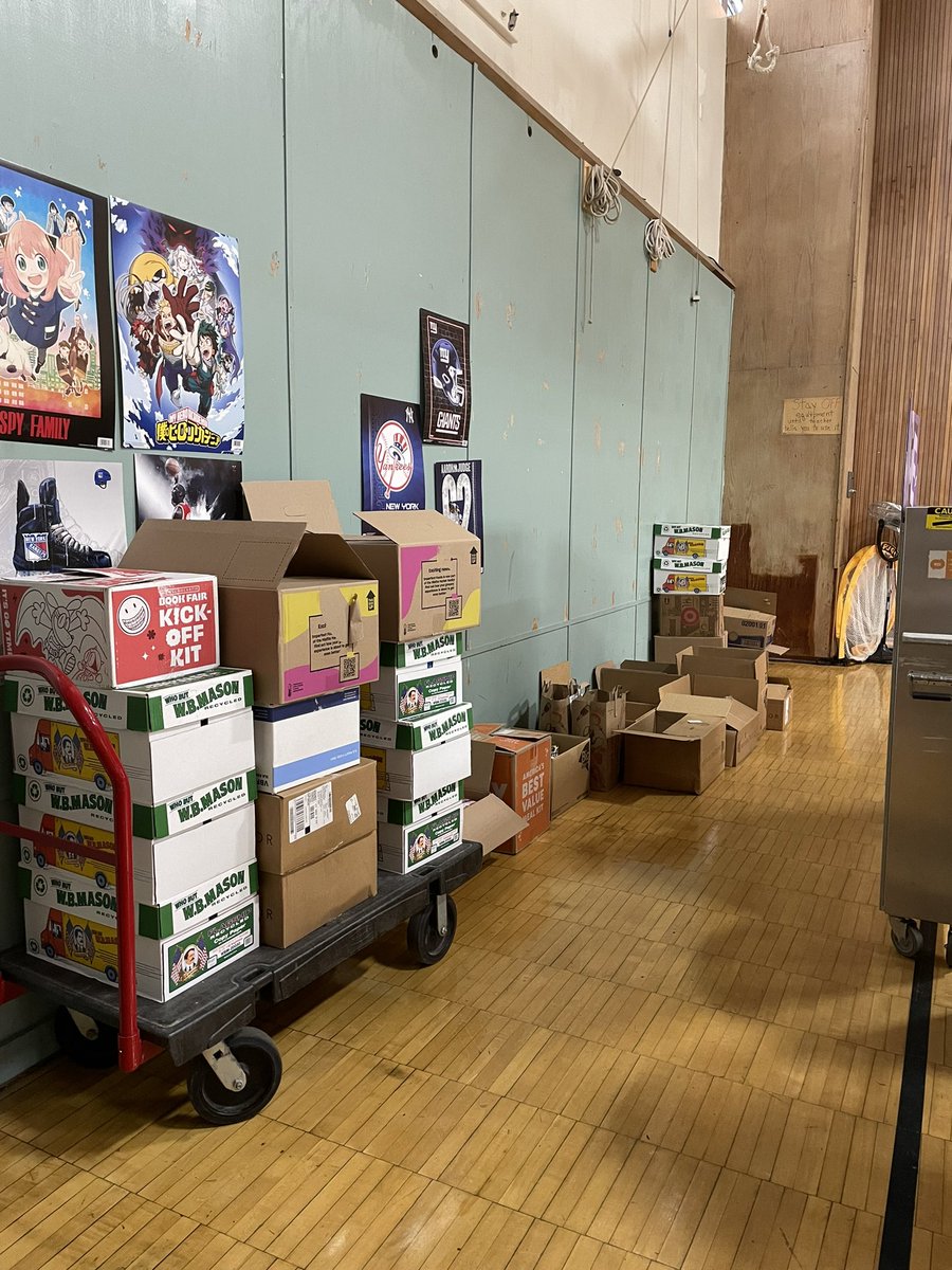 ffldwoodsms's tweet photo. Take a look at this impressive collection of food items that will be dropped off to Operation Hope this afternoon! On behalf of our Operation Hope partners, we would like to share our deepest gratitude to our students, families, staff and PTSA volunteers! https://t.co/EiTqippKhT