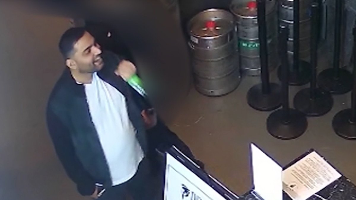 VancouverPD's tweet photo. #VPDNews: Do you recognize these two men? There are suspects in a triple stabbing in the Fairview neighbourhood last fall. Anyone with information is asked to call 604-717-2541. https://t.co/CQgYVhUTAJ https://t.co/osVmTunj97