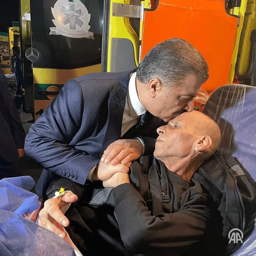 Soldaki kanser hastası Dilek. Dönemin sağlık bakanı eline 100 lira sıkıştırıyor. Sağdaki kanser hastası Filinstinli. Şimdi Sağlık bakanı sarılıyor.