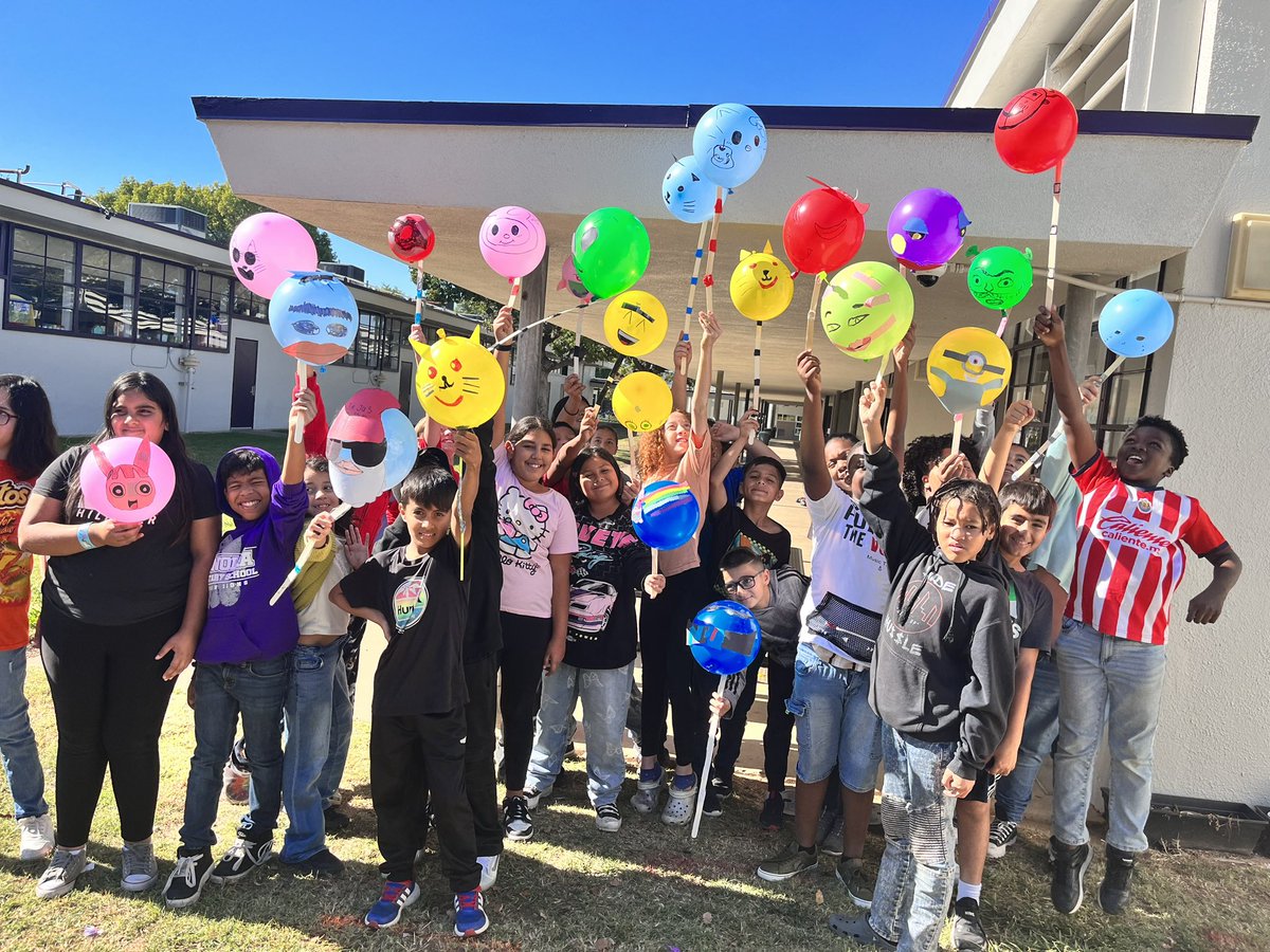 Ms_H5thGrade's tweet photo. Happy Thanksgiving break! We celebrated by creating Macy’s Thanksgiving Day parade balloons. https://t.co/AVCZ8Ci6FV