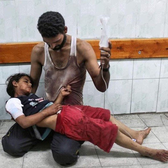 Raquel_Marti_'s tweet photo. 📍biberones hechos con agua sucia
📍adultos que no comen para que lo hagan sus hijos
📍amputaciones a niños sin anestesia
📍heridos bajo escombros sin ser rescatados
📍cadáveres siendo devorados por perros

Mientras sigan discutiendo si un alto el fuego es necesario. https://t.co/QwztYjOGhm