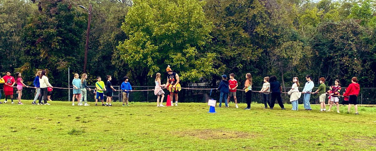 It was our Turkey Trot Fun run day! The weather was great and our 6th grade leaders did an amazing job helping us run the day. We are all ready for Fall break! @MrHubbard6th @LeeRoadrunners 🏃🏽‍♀️ 🏃🏽‍♂️