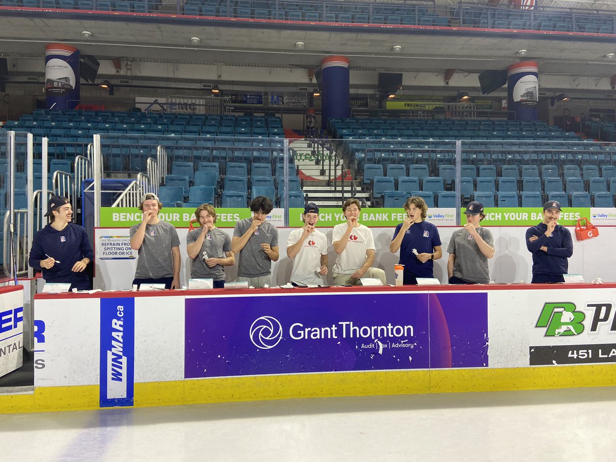 Hockey Gives Blood tweet media