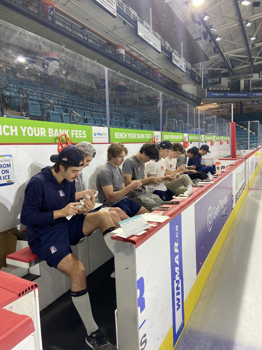 Hockey Gives Blood tweet media