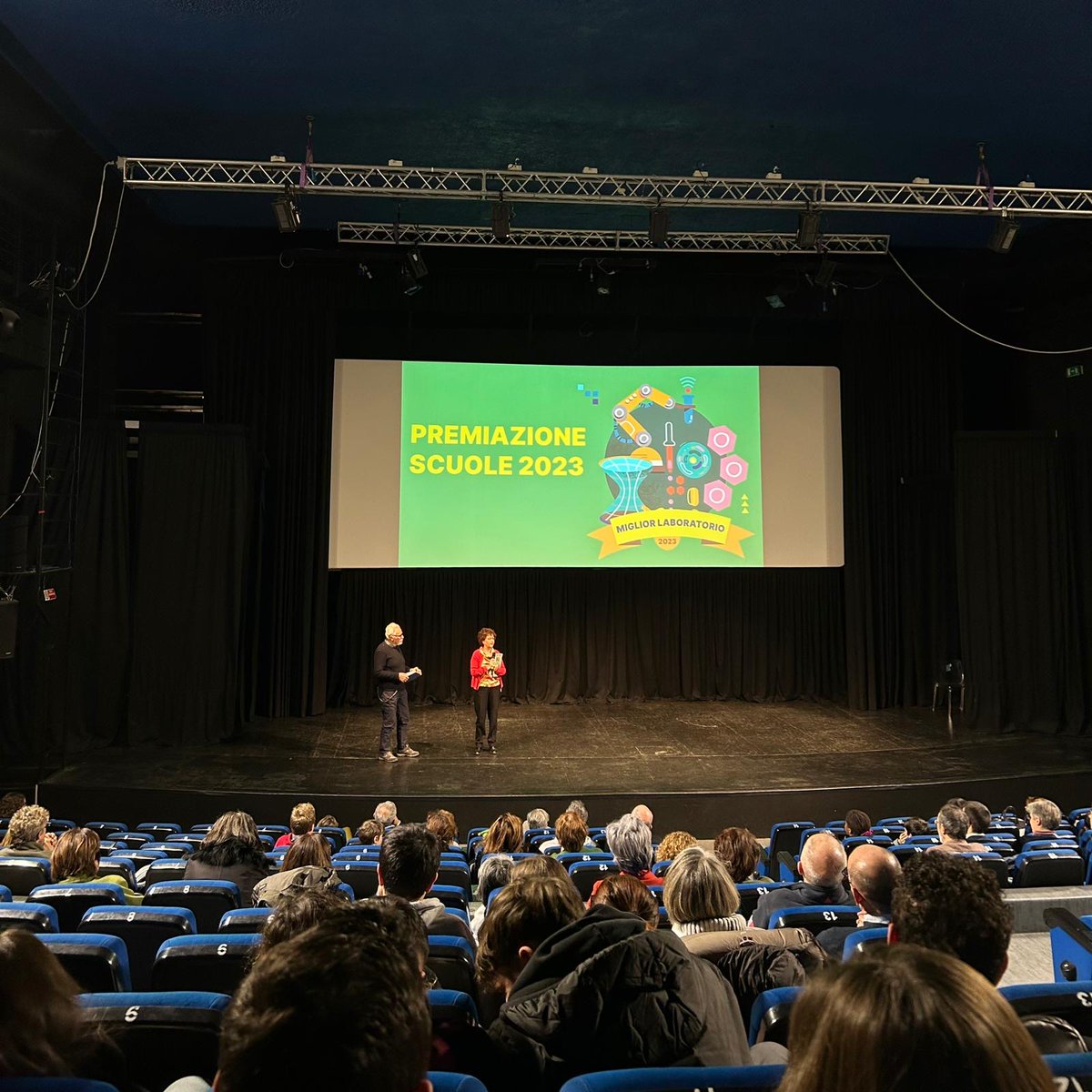 Oggi sono state premiate le scuole per i migliori laboratori di #BergamoScienza 🔭
-IC Borgo di Terzo
-IC Santa Lucia 
-IC Maria Piazzoli 
-IIS Janello Torriani 
-Istituto Alberghiero Sonzogni 
-IIS Decio Celeri 
-IC Mazzi
-Progetto Interscuola con di 11 scuole (URBANAMENTE)