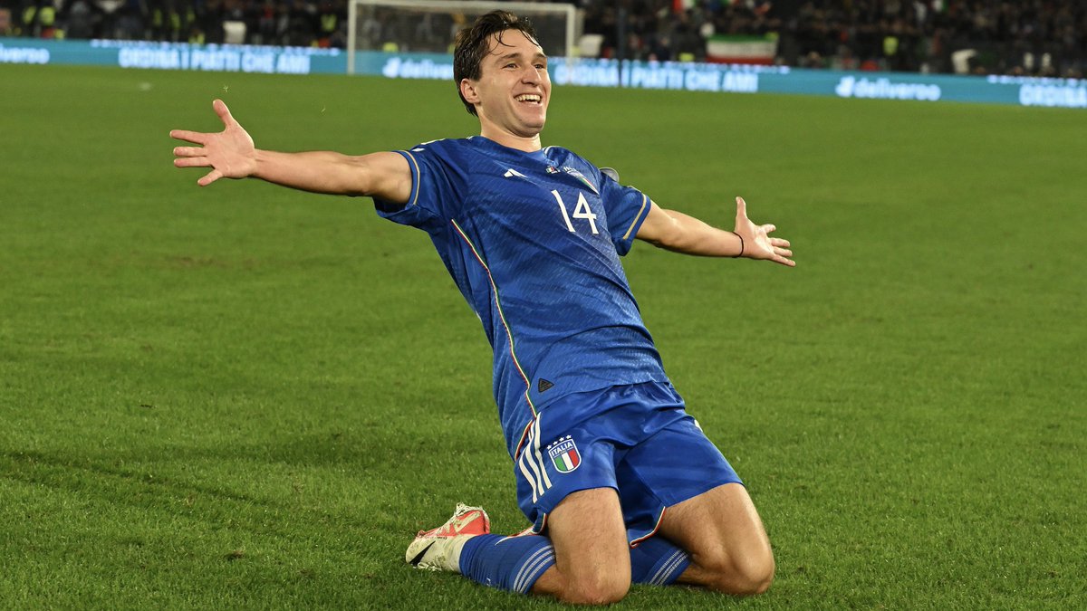 GoalJP_Official's tweet photo. 🇮🇹 白星で望み繋ぐ 🇲🇰

#イタリア代表 が #北マケドニア 代表撃破！

先制点から #キエーザ が2発。前半3点リードから一時1点差に詰め寄られるも、#ラスパドーリ と #エル・シャーラウィ がトドメ。

2位に浮上。最終節で勝ち点並ぶウクライナと運命の直接対決へ。

イタリア 5-2 北マケドニア https://t.co/jqxnavuZim