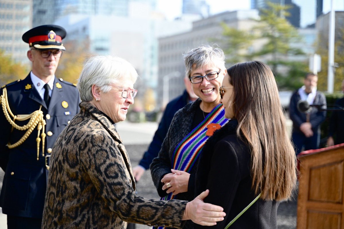 #JournéeLouisRiel, nous avons célébré la résilience et la culture des Métis lors d’une cérémonie de lever du drapeau. La présence des élèves nous rappelle l’importance de raconter l’histoire de notre pays afin d'apprécier le rôle de Louis-Riel quant à la création du Manitoba(1/2)
