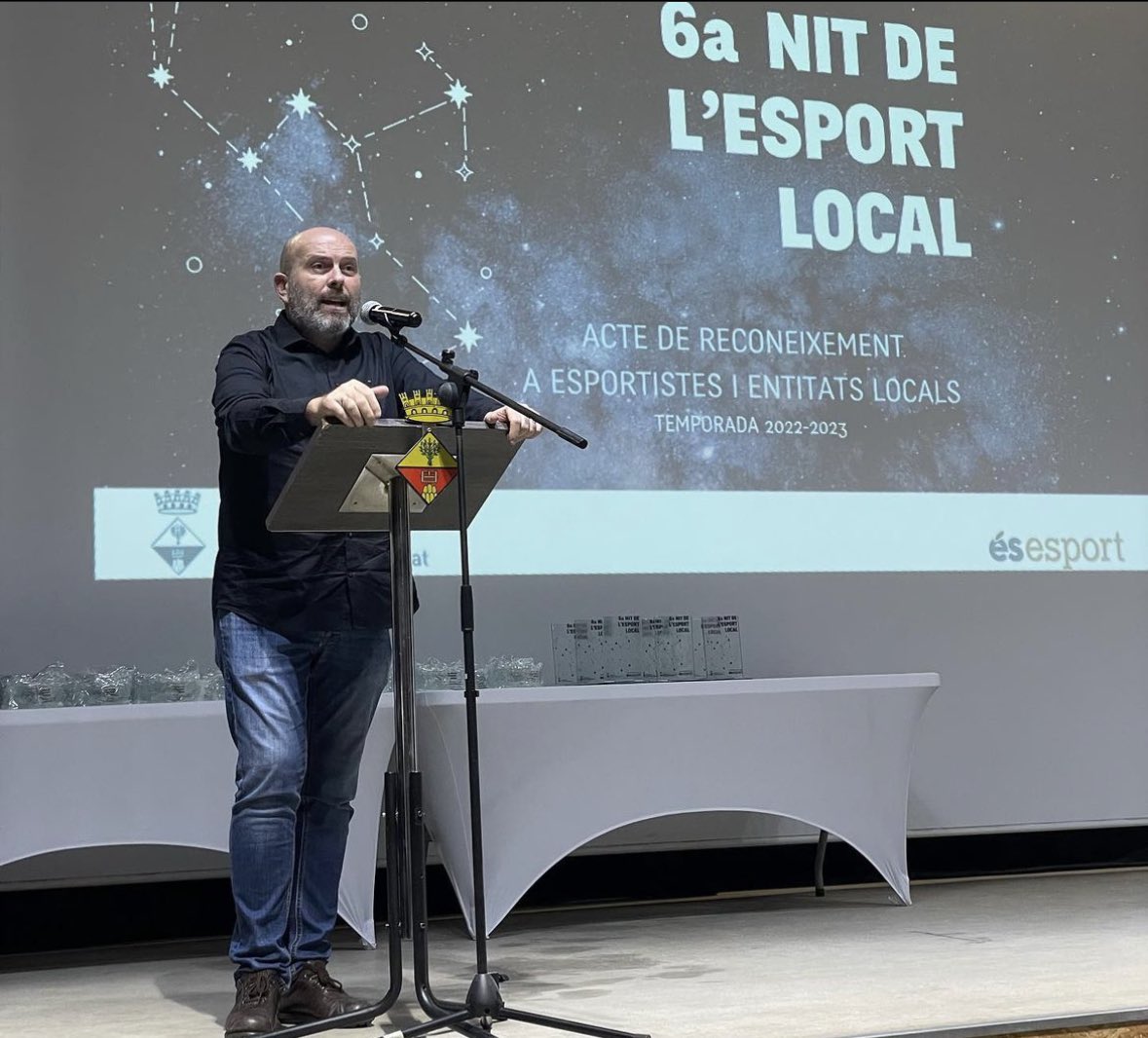 Jordiparent's tweet photo. Aquest vespre hem gaudit de la nit de l’esport Olesà! Un plaer veure com tenim un esport viu i carregat de clubs i d’esportistes amb un altíssim nivell. Felicitats a tots els galardonats!!! https://t.co/ebyBjAxmxB
