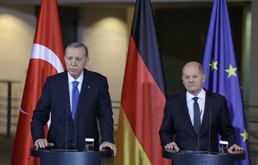 Cumhurbaşkanımız Sn.<a href="/RTErdogan/">Recep Tayyip Erdoğan</a>;

İbadethaneler vuruluyor, kiliseler vuruluyor, hastaneler vuruluyor.

Bu saldırılara karşı hiç sesimizi çıkarmayacak mıyız? 

Eğer burada elimiz, kolumuz ve dilimiz bağlı kalırsak bunun tarihe hesabını veremeyiz.

📍Berlin-Almanya