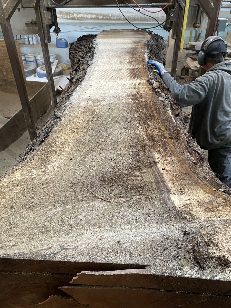 CCW_1997's tweet photo. We slabbed a beautiful walnut log, really nice grain and color. #customcountrywoods #blackwalnut #walnut #liveedge #liveedgeslab #liveedgeslabs #bigwood #wegotbigwood #woodworking #woodworker https://t.co/Be7qUOSIW3