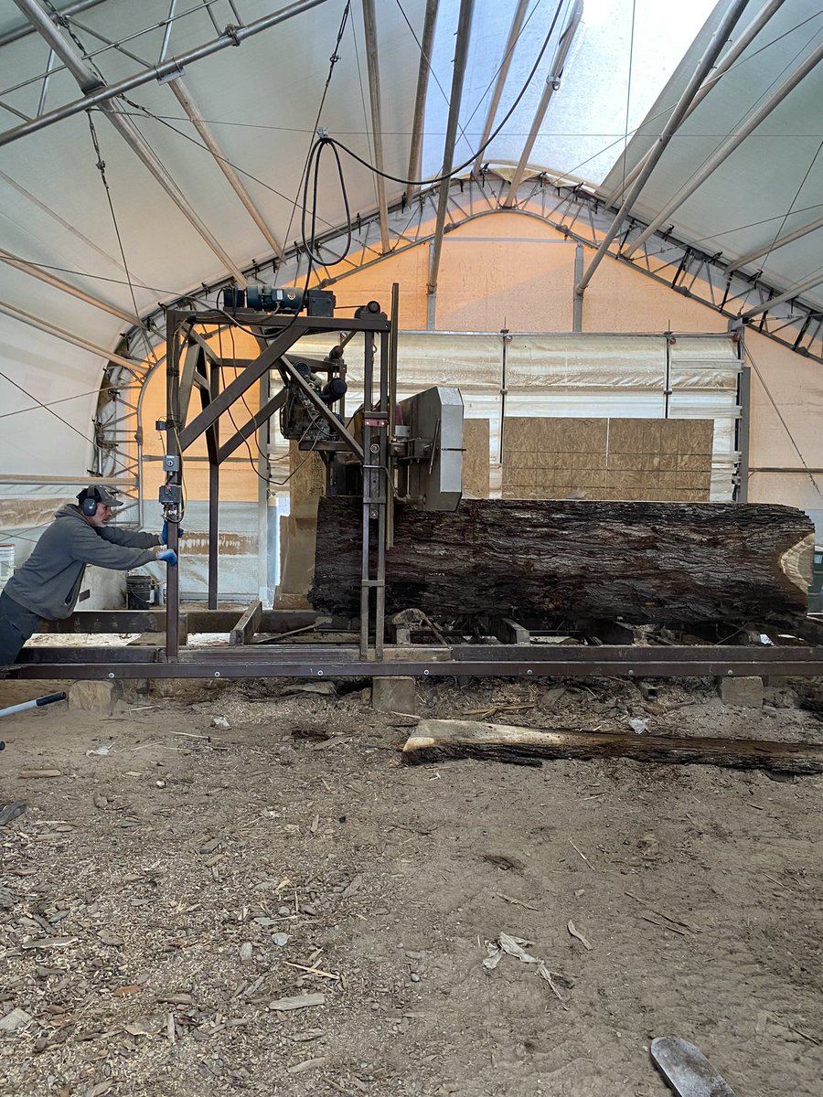 CCW_1997's tweet photo. We slabbed a beautiful walnut log, really nice grain and color. #customcountrywoods #blackwalnut #walnut #liveedge #liveedgeslab #liveedgeslabs #bigwood #wegotbigwood #woodworking #woodworker https://t.co/Be7qUOSIW3