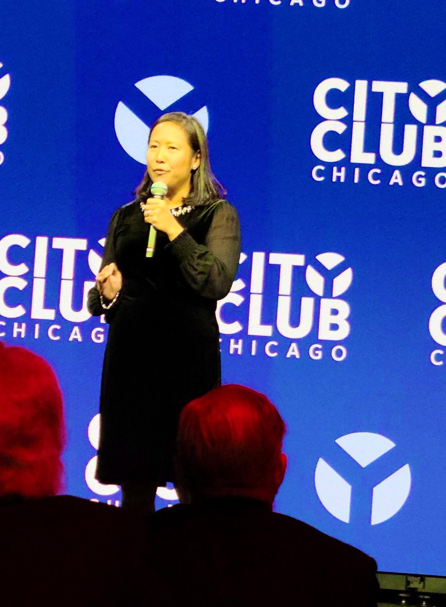 So proud to watch a true servant of the people be recognized for her stewardship of City finances at @CityClubChicago last night. Well done, @JennieBennett78.