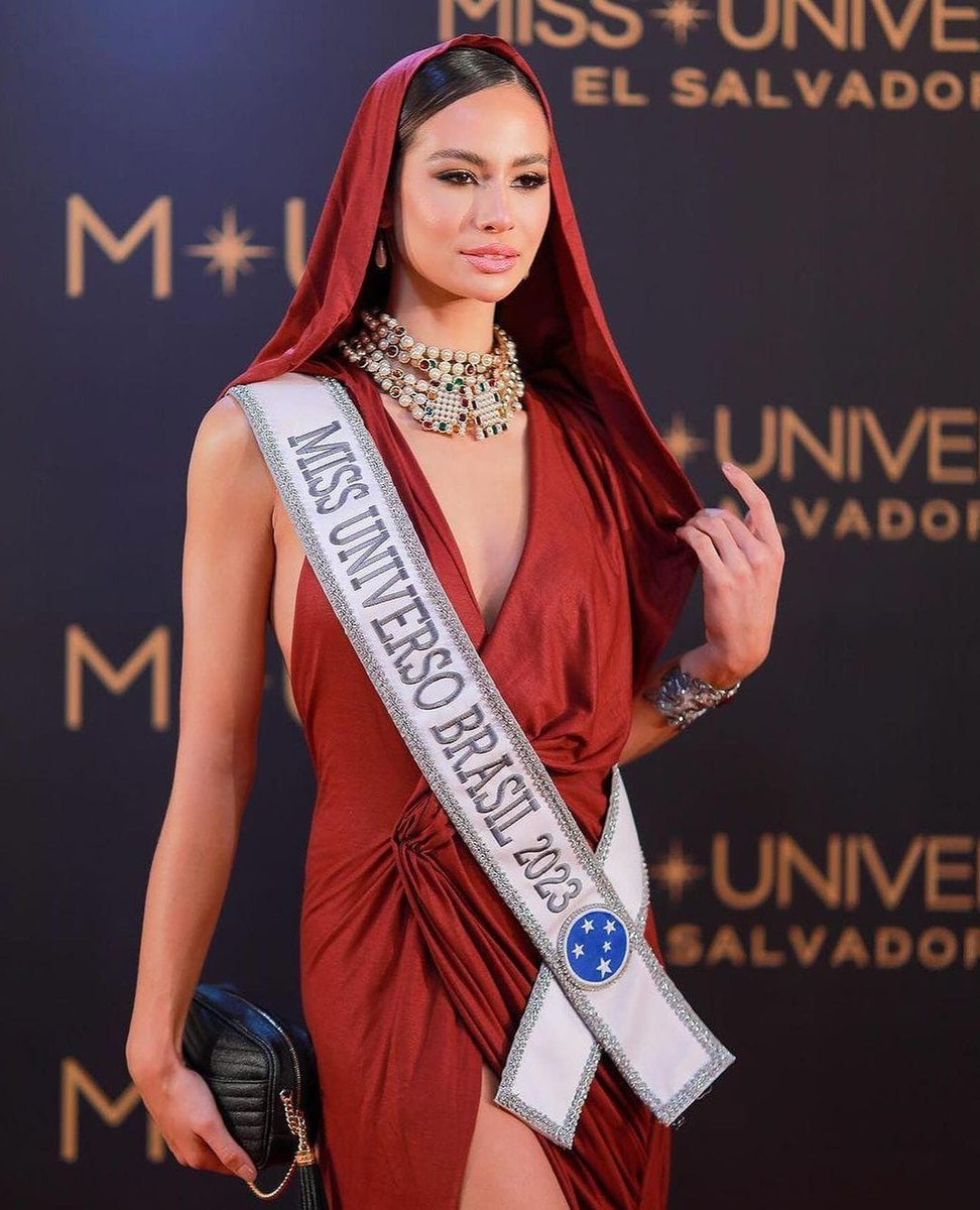 Telemundo's tweet photo. Como una diosa llega al certamen de #MissUniverso 72 Maria Brechane representando a Brasil 🇧🇷👑🔥 ¿Te gustaría que ganara la corona? ⁠
📸 @mari_brechane⁠
⁠
No te pierdas el certamen en vivo de costa a costa, este sábado 18 a las 6PM ET por Telemundo⁠
⁠
⁠
#Famosos https://t.co/p3zvO6I5rY
