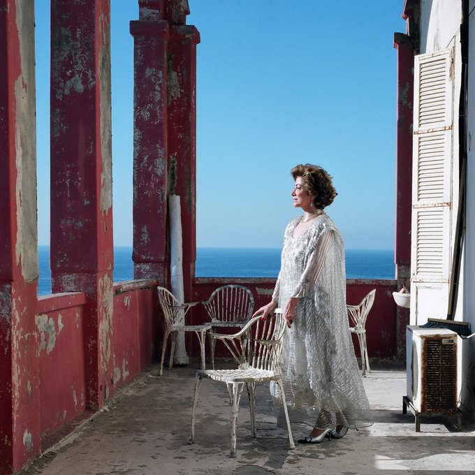 Hayatı Soyadı Gibi Olan Kadın: Feyza el-Hazin  

Büyük patlamaya kadar Beyrut'a çok sık gidiyordum. 

Solidere, Korniş, Güvercin Kayalıkları, Biblos, Sayda ve Trablus en gözde mekanlarımdı.

Feyza'yla Lübnan Dağları'ndaki bir malikanede verilen davette tanışmıştım. Çok şıktı.++