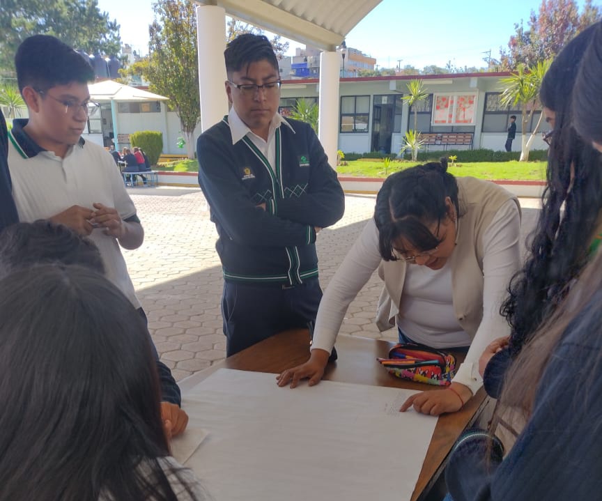 ConalepAtlaco's tweet photo. En la 25ª Semana CONALEP, estudiantes y docentes de la carrera de Construcción proporcionan asesoría en el diseño de planos arquitectónicos para la construcción de viviendas. 
@Conalep_Edomex
#ApasionadamenteCONALEP
#ElPoderDeServir https://t.co/PbCFG8YA5q