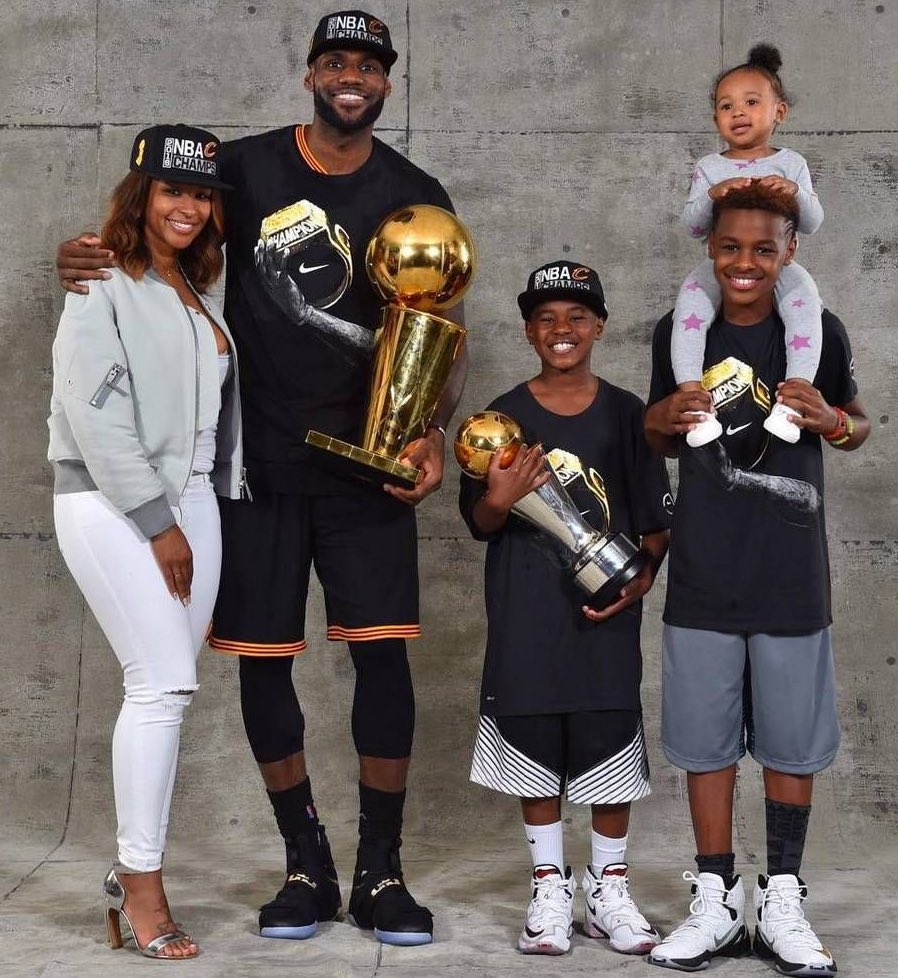 - Sem escândalos
- Não fala mal de outros jogadores
- Pai incrível
- Marido fiel
- 20 anos no topo

Como conseguem odiar LeBron James? 😭